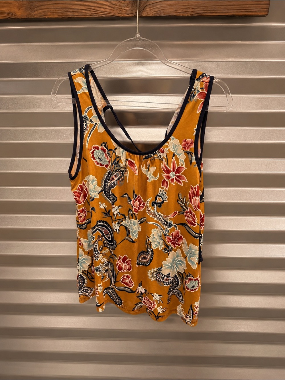 Lavish brand top woman’s size small